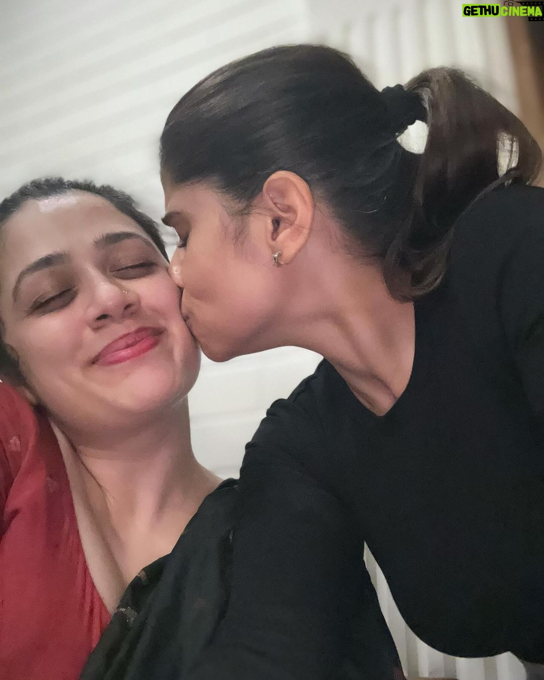 Sai Tamhankar Instagram - Amidst all the chaos I love you ! Happy Birthday to the most resourceful person I know !!! @girijaoakgodbole . #saitamhankar #girijaoak #birthdaygirl #bestie #main