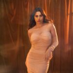 Sai Tamhankar Instagram - Glam Only. @hellogorgeousbyjazzkaur @nehachaudhary_ @digambar103 @jayshree2783 @tejasnerurkarr @azim_shaikh1989 @vishal.patil36 #saitamhankar #galmnoon #onlyglam #feelingsexy #morecomingup