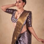 Sai Tamhankar Instagram - सोना चांदी ! @hutsandlooms @nehachaudhary_ @akshay_26 @digambar103 @jayshree2783 @vishal.patil36 @azim_shaikh1989 #saitamhankar #gold #silver #saree #sixyards #mhj
