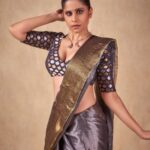 Sai Tamhankar Instagram - सोना चांदी ! @hutsandlooms @nehachaudhary_ @akshay_26 @digambar103 @jayshree2783 @vishal.patil36 @azim_shaikh1989 #saitamhankar #gold #silver #saree #sixyards #mhj
