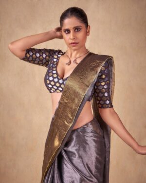 Sai Tamhankar Instagram - सोना चांदी ! 

@hutsandlooms 
@nehachaudhary_ 
@akshay_26 
@digambar103 
@jayshree2783 
@vishal.patil36 
@azim_shaikh1989 

#saitamhankar #gold #silver #saree #sixyards #mhj