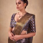 Sai Tamhankar Instagram - सोना चांदी ! @hutsandlooms @nehachaudhary_ @akshay_26 @digambar103 @jayshree2783 @vishal.patil36 @azim_shaikh1989 #saitamhankar #gold #silver #saree #sixyards #mhj