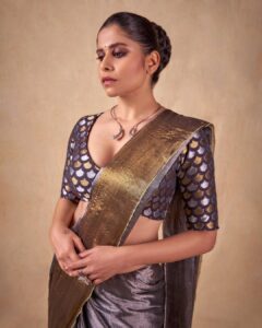 Sai Tamhankar Instagram - सोना चांदी ! @hutsandlooms @nehachaudhary_ @akshay_26 @digambar103 @jayshree2783 @vishal.patil36 @azim_shaikh1989 #saitamhankar #gold #silver #saree #sixyards #mhj