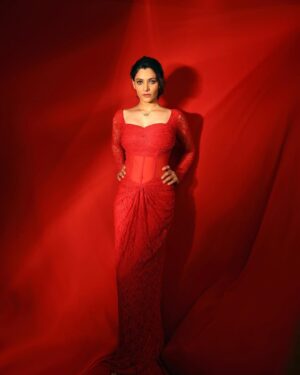 Saiyami Kher Instagram - Wore all this red but can’t think of a caption 🌹

Outfit @deme_love_ 
Photos @shrutisbagwe
Jeweller @isharya 
@elevatepr