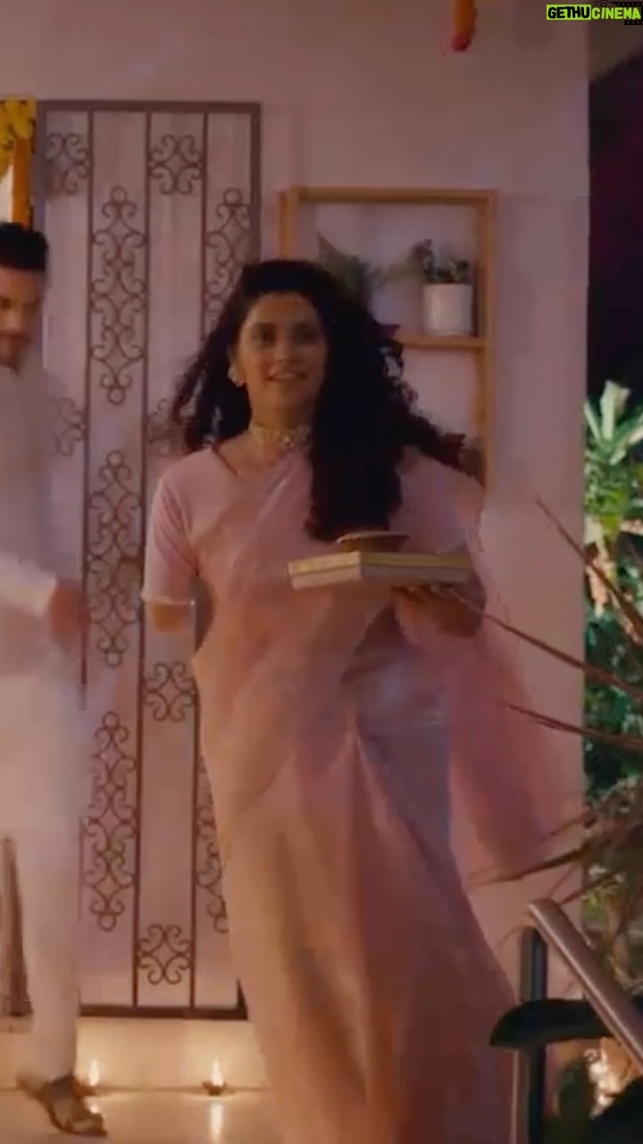 Saiyami Kher Instagram - Happy Diwali 🪔 Diwali will feel even more special if you’ll watch Ghoomer on Zee 5 with your entire family ❤️ #RBalki @bachchan @saiyami @azmishabana18 @angadbedi @vishalsinhadop @itsamittrivedi @amitabhbachchan @raahool19 @kausarmunir @swanandkirkire #RakeshJhunjhunwala #AnilNaidu #GauriShinde @hopeprodn #SaraswatiEntertainment @zee5 @zee5global @aeshy
