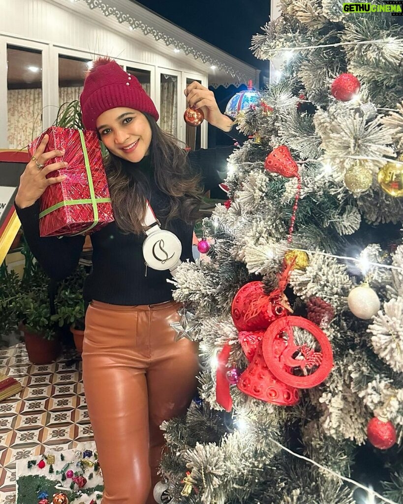 Sakshi Agarwal Instagram - Christmas Eve is a night of anticipation, magic, and the glow of cherished traditions. Embrace the spirit of joy and share the warmth of the season with those you hold dear. . #christmasdecor #christmastree #christmasdecorations #christmaseve #santaclaus #sakshiagarwal #christmaslights #darjeeling #darjeeling_diaries Darjeeling