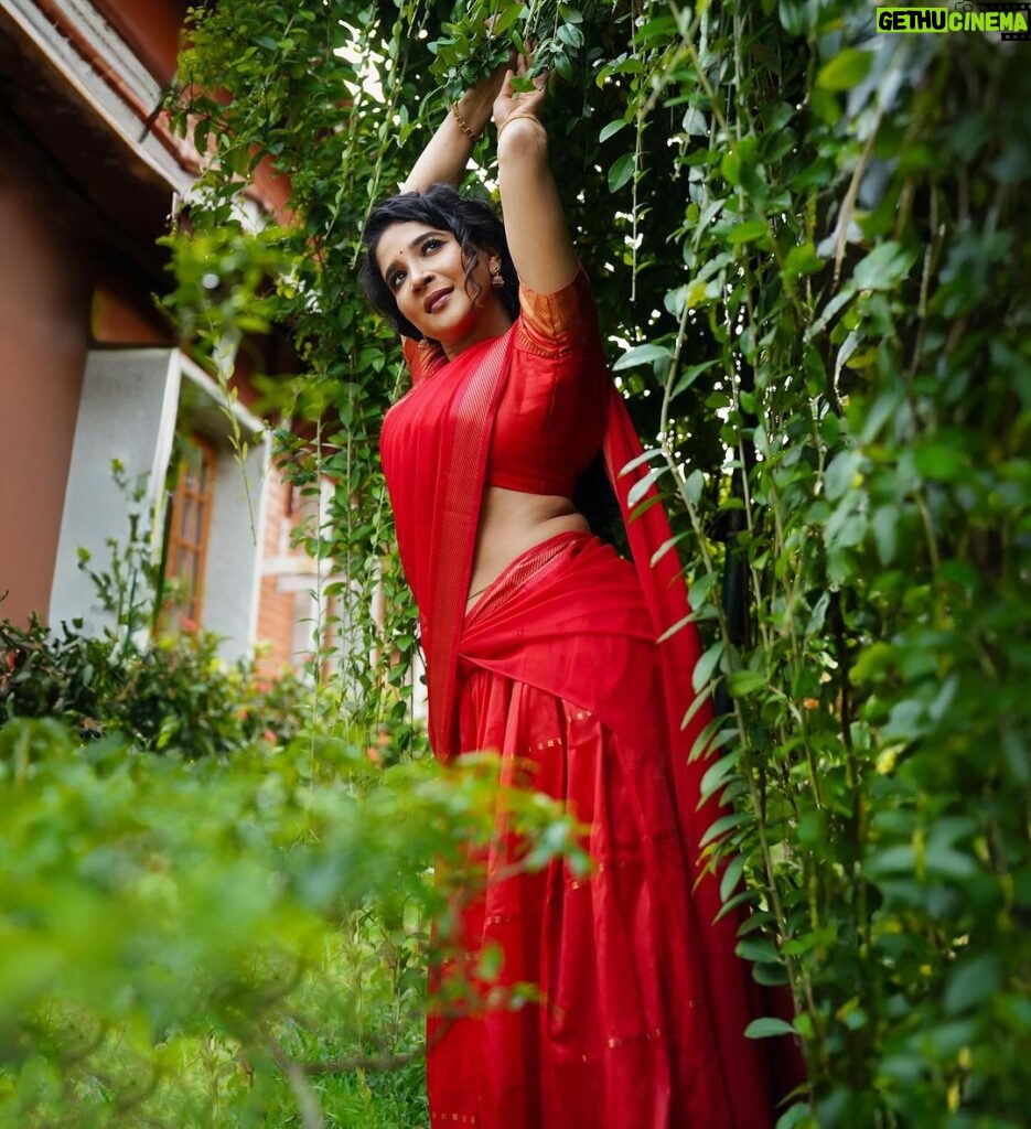 Sakshi Agarwal Instagram - "Turning moments into strokes of a painted masterpiece. Every photo tells a story on this canvas of life. 📸🎨 #PhotographyArt #PicturePerfect" . Photography : @en.nizharpadam Make up : @murugeshmakeup_hair Hair : @elegant_bridalstudio Outfit : @shri_she Jewellery : @chennai_jazz Location : @Praku1989 @ecrbeach