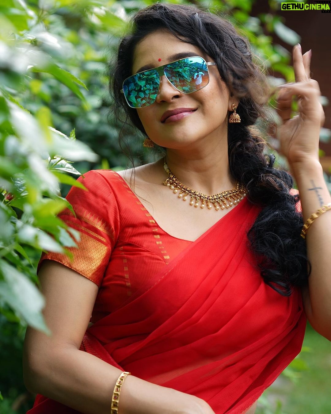 Sakshi Agarwal Instagram - Sari, glasses, and a dash of red – seeing the world through a stylish lens. 👓❤️ #SareeSwag #SpecsAndStyle . Btw- kudos to the team- these are raw images😍 . Photography : @en.nizharpadam Make up : @murugeshmakeup_hair Hair : @elegant_bridalstudio Outfit : @shri_she Jewellery : @chennai_jazz Location : @Praku1989 @ecrbeach Chennai, India