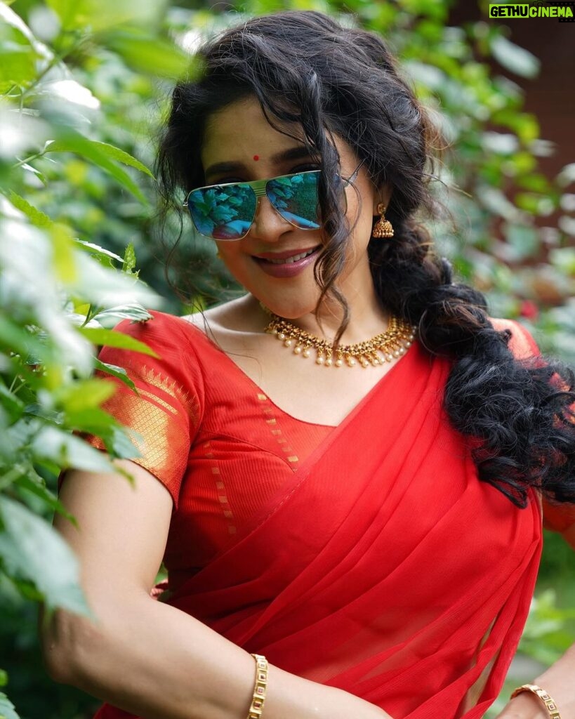 Sakshi Agarwal Instagram - Sari, glasses, and a dash of red – seeing the world through a stylish lens. 👓❤️ #SareeSwag #SpecsAndStyle . Btw- kudos to the team- these are raw images😍 . Photography : @en.nizharpadam Make up : @murugeshmakeup_hair Hair : @elegant_bridalstudio Outfit : @shri_she Jewellery : @chennai_jazz Location : @Praku1989 @ecrbeach Chennai, India