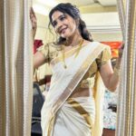 Sakshi Agarwal Instagram – Some stills from my Malyalam film. Such a beautiful experience to play so many roles in one song. 
Adorning different characters through the film has been such a fulfilling experience and also visiting the deep Kerala culture is a feeling I will cherish forever.
.
Thank you @benzyproductions #sukumardop @ashkkarsoudaanofficial @subairzindagi
.
#kerala🌴 #mallugirl #chechi #keralaculture #onamsaree Palakkad