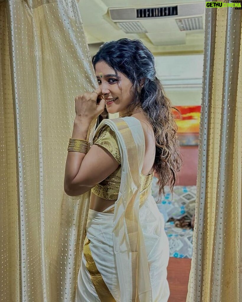Sakshi Agarwal Instagram - Some stills from my Malyalam film. Such a beautiful experience to play so many roles in one song. Adorning different characters through the film has been such a fulfilling experience and also visiting the deep Kerala culture is a feeling I will cherish forever. . Thank you @benzyproductions #sukumardop @ashkkarsoudaanofficial @subairzindagi . #kerala🌴 #mallugirl #chechi #keralaculture #onamsaree Palakkad