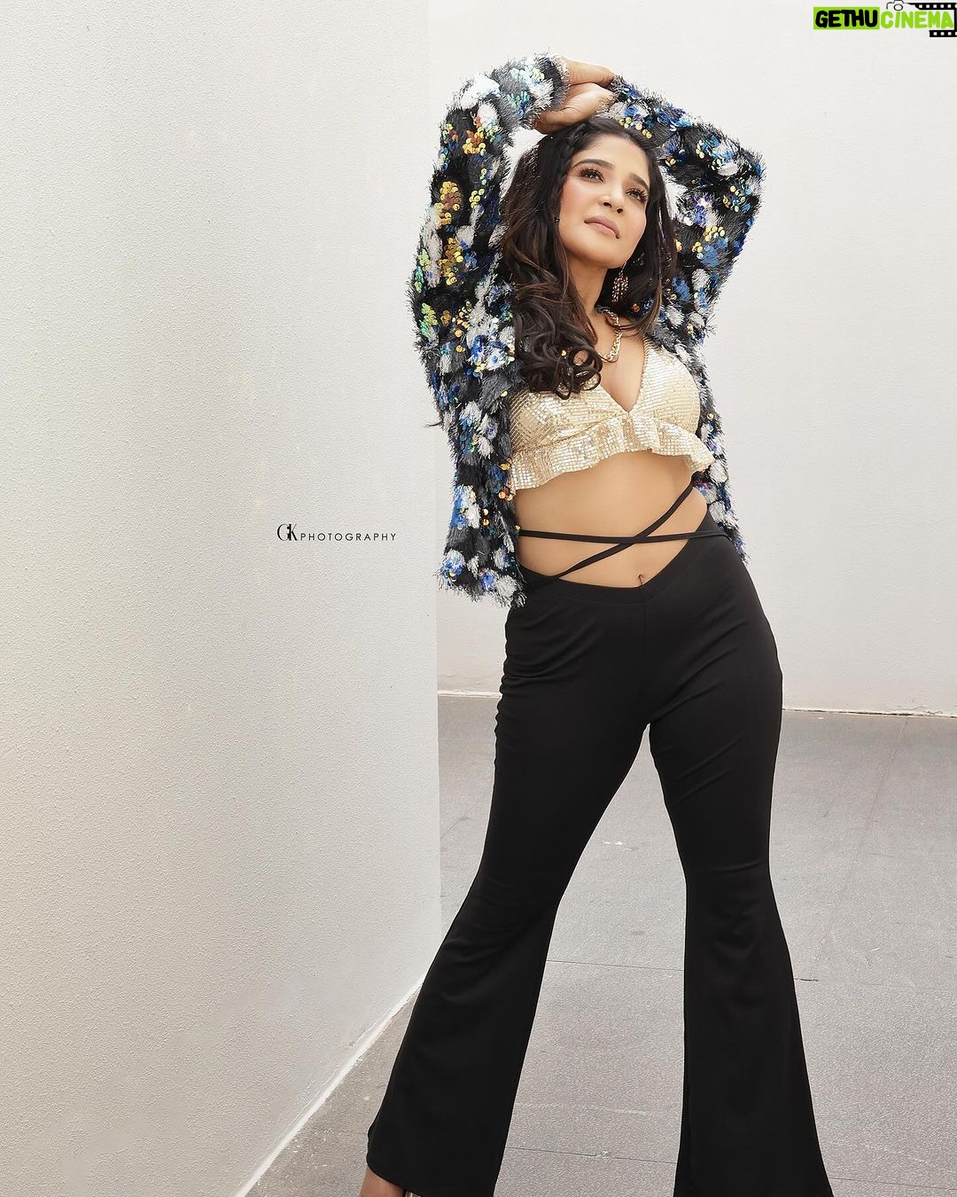 Sakshi Agarwal Instagram - “Elegance takes flight in my feathered jacket. 🕊️✨ #FeatheredFashion #ChicStyle” . @gk_.photography._ @murugeshmakeup_hair @icchennai @shalini_hairartist @editors_desktop @samikshx InterContinental Chennai Mahabalipuram Resort