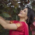 Sakshi Agarwal Instagram - ❤️Rain kissed serenity❤️ . #instagramreels #reelsinsta #feelitreelit #sakshiagarwal #redhalfsaree #nature . Photography : @en.nizharpadam Make up : @murugeshmakeup_hair Hair : @elegant_bridalstudio Outfit : @shri_she Jewellery : @chennai_jazz Location : @Praku1989 @ecrbeach Chennai, India