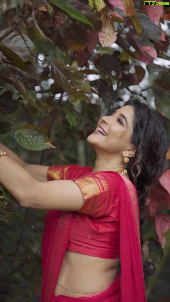 Sakshi Agarwal Instagram - ❤️Rain kissed serenity❤️ . #instagramreels #reelsinsta #feelitreelit #sakshiagarwal #redhalfsaree #nature . Photography : @en.nizharpadam Make up : @murugeshmakeup_hair Hair : @elegant_bridalstudio Outfit : @shri_she Jewellery : @chennai_jazz Location : @Praku1989 @ecrbeach Chennai, India