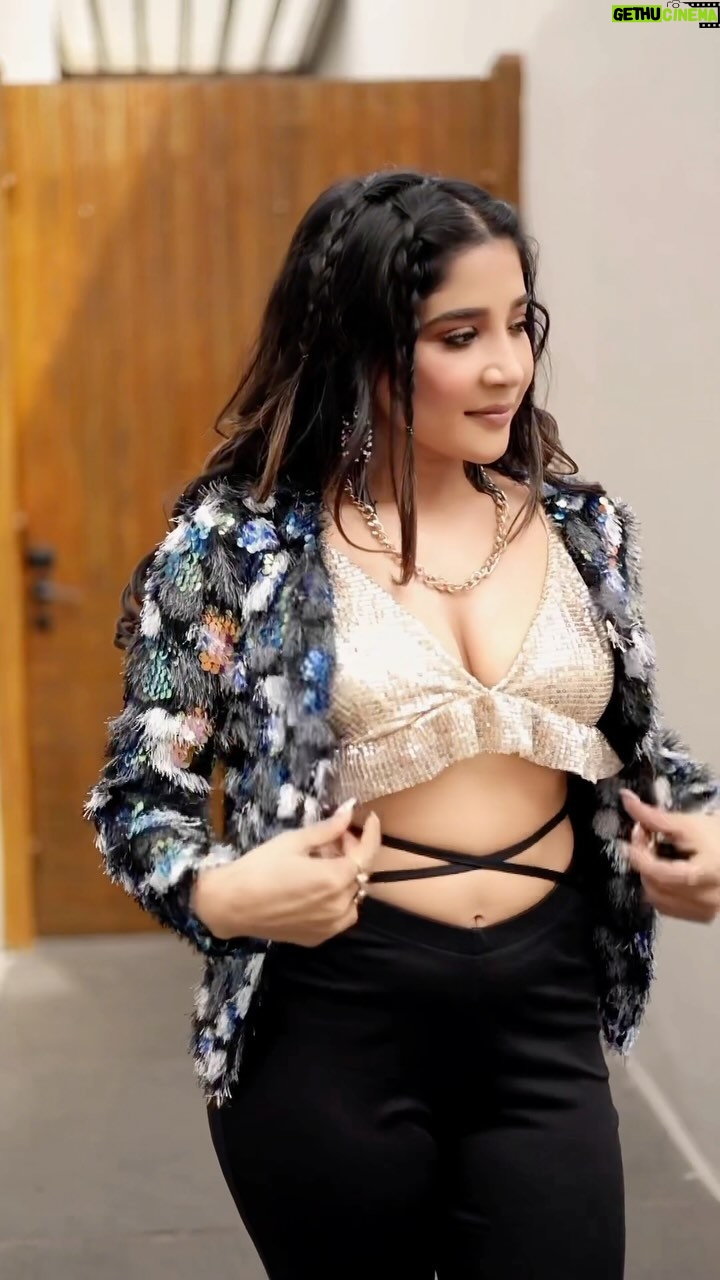 Sakshi Agarwal Instagram - Elegance, grace, and a touch of sizzling style β a fashion masterpiece. π₯π #GlamourIcon #StyleSculpted . #instagramreels #fashionstyle #furjacket #sakshiagarwal #stylefashion . Hmua: @murugeshmakeup_hair @shalini_hairartist Location: @icchennai Video : @sano_visuals InterContinental Chennai Mahabalipuram Resort