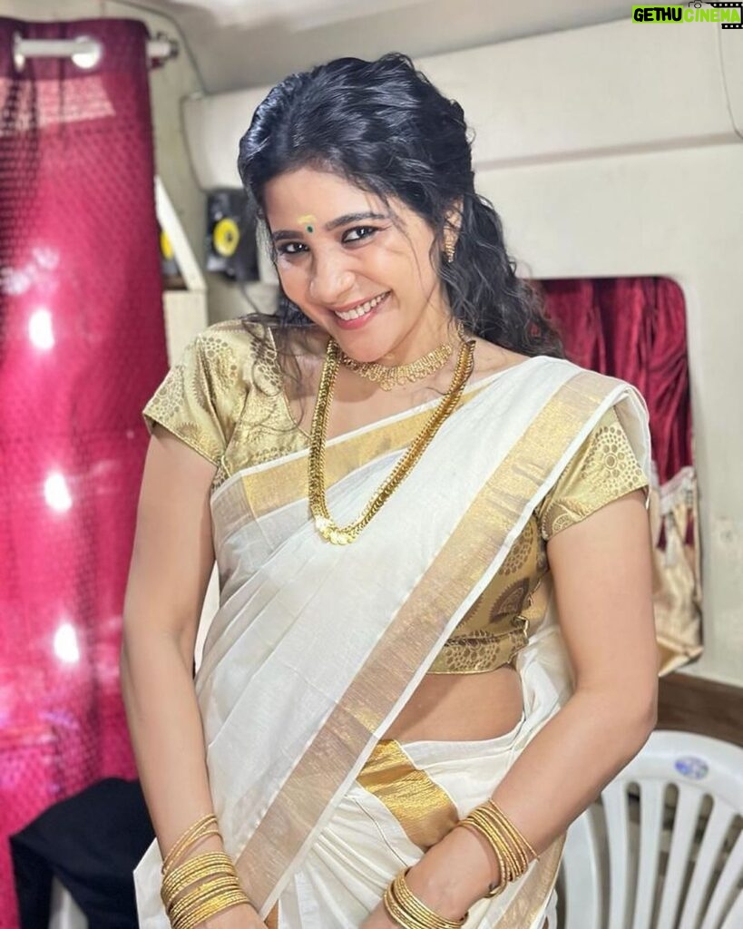 Sakshi Agarwal Instagram - Some stills from my Malyalam film. Such a beautiful experience to play so many roles in one song. Adorning different characters through the film has been such a fulfilling experience and also visiting the deep Kerala culture is a feeling I will cherish forever. . Thank you @benzyproductions #sukumardop @ashkkarsoudaanofficial @subairzindagi . #kerala🌴 #mallugirl #chechi #keralaculture #onamsaree Palakkad