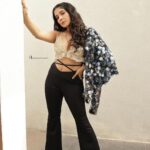 Sakshi Agarwal Instagram – “Elegance takes flight in my feathered jacket. 🕊️✨ #FeatheredFashion #ChicStyle”
.
@gk_.photography._ @murugeshmakeup_hair @icchennai @shalini_hairartist @editors_desktop @samikshx InterContinental Chennai Mahabalipuram Resort