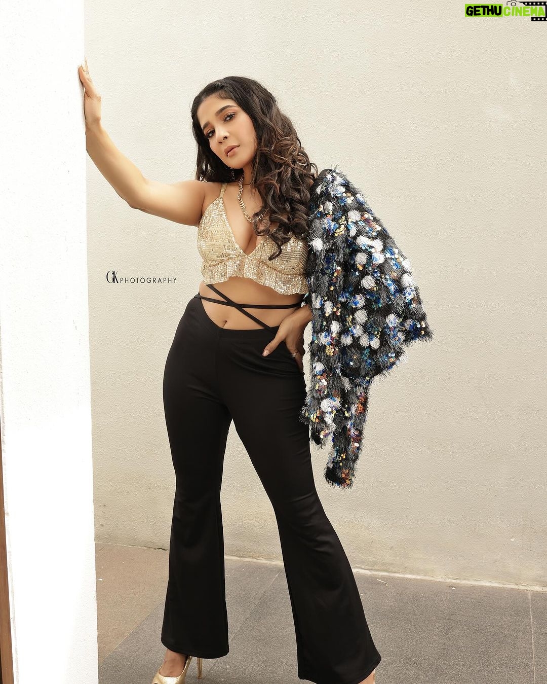Sakshi Agarwal Instagram - “Elegance takes flight in my feathered jacket. 🕊️✨ #FeatheredFashion #ChicStyle” . @gk_.photography._ @murugeshmakeup_hair @icchennai @shalini_hairartist @editors_desktop @samikshx InterContinental Chennai Mahabalipuram Resort