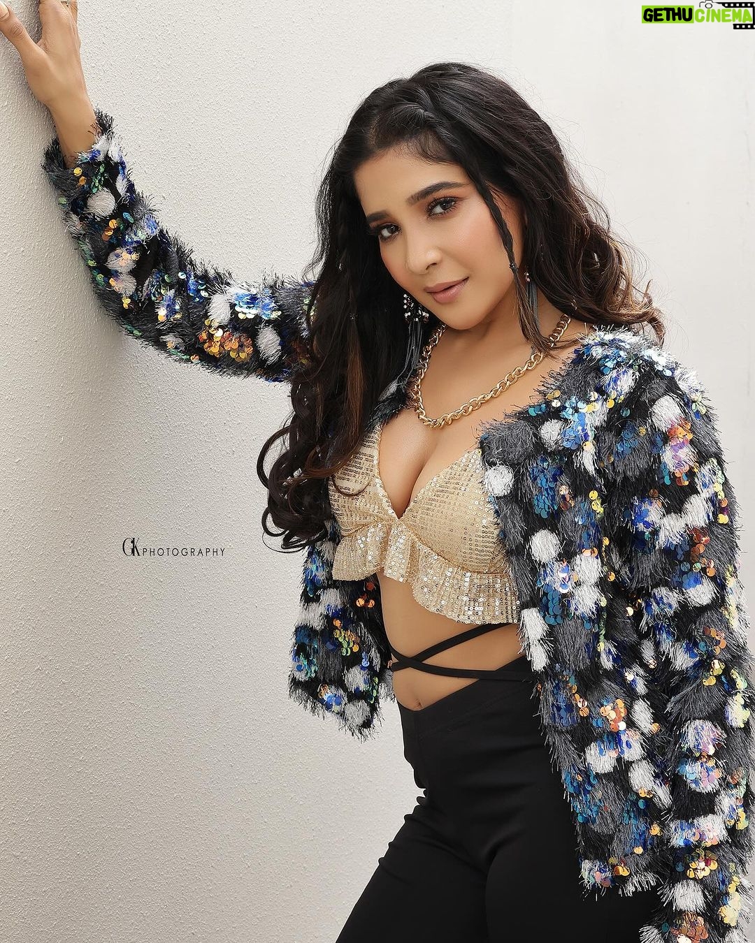 Sakshi Agarwal Instagram - "Cozy vibes in my faux fur jacket – winter warmth with a touch of glam. ❄️🧥 #FurryFashion #WinterStyle" . @gk_.photography._ @murugeshmakeup_hair @icchennai @shalini_hairartist @editors_desktop @samikshx InterContinental Chennai Mahabalipuram Resort