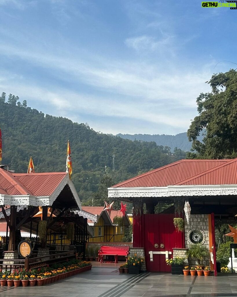 Sakshi Agarwal Instagram - Goooood morning✨✨ Dint know India had so much of pure beauty- our country boasts one of the best natural beauty and landscape💕 Something about this place🍁🍁🍁 . #gangtok #traveldiaries #indiaholiday Gangtok, Sikkim