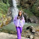 Sakshi Agarwal Instagram – The scenic beauty here and street side food is just WOW💕
Belting #momos and #tea 😜😜
.
Visited the #tashiviewpoint #banjkhari_waterfalls #rumtekmonastery #mgmarggangtok #gangtok 
.
#instatravel #adventure #landscape #kanchenjunga #holidays #sakshiagarwal #loubitonworld @louboutinworld @thesikkimchronicle @sikkim_express @mayfairhotelsandresorts Gangtok, Sikkim