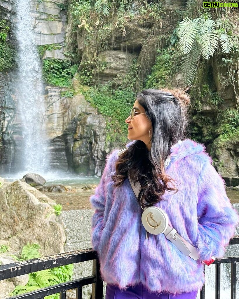 Sakshi Agarwal Instagram - The scenic beauty here and street side food is just WOW💕 Belting #momos and #tea 😜😜 . Visited the #tashiviewpoint #banjkhari_waterfalls #rumtekmonastery #mgmarggangtok #gangtok . #instatravel #adventure #landscape #kanchenjunga #holidays #sakshiagarwal #loubitonworld @louboutinworld @thesikkimchronicle @sikkim_express @mayfairhotelsandresorts Gangtok, Sikkim