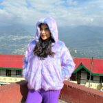 Sakshi Agarwal Instagram – The scenic beauty here and street side food is just WOW💕
Belting #momos and #tea 😜😜
.
Visited the #tashiviewpoint #banjkhari_waterfalls #rumtekmonastery #mgmarggangtok #gangtok 
.
#instatravel #adventure #landscape #kanchenjunga #holidays #sakshiagarwal #loubitonworld @louboutinworld @thesikkimchronicle @sikkim_express @mayfairhotelsandresorts Gangtok, Sikkim