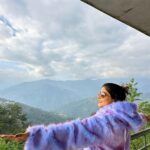 Sakshi Agarwal Instagram – The scenic beauty here and street side food is just WOW💕
Belting #momos and #tea 😜😜
.
Visited the #tashiviewpoint #banjkhari_waterfalls #rumtekmonastery #mgmarggangtok #gangtok 
.
#instatravel #adventure #landscape #kanchenjunga #holidays #sakshiagarwal #loubitonworld @louboutinworld @thesikkimchronicle @sikkim_express @mayfairhotelsandresorts Gangtok, Sikkim