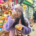 Sakshi Agarwal Instagram – The scenic beauty here and street side food is just WOW💕
Belting #momos and #tea 😜😜
.
Visited the #tashiviewpoint #banjkhari_waterfalls #rumtekmonastery #mgmarggangtok #gangtok 
.
#instatravel #adventure #landscape #kanchenjunga #holidays #sakshiagarwal #loubitonworld @louboutinworld @thesikkimchronicle @sikkim_express @mayfairhotelsandresorts Gangtok, Sikkim