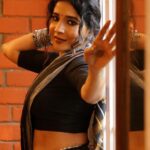 Sakshi Agarwal Instagram - Saree swag turned up, heating things up one drape at a time. 🔥 #sareeheat . Photography : @en.nizharpadam Make up : @murugeshmakeup_hair Hair : @elegant_bridalstudio Outfit : @thanvi_boutique Jewellery : @chennai_jazz Location : @Praku1989 @ecrbeach Chennai, India