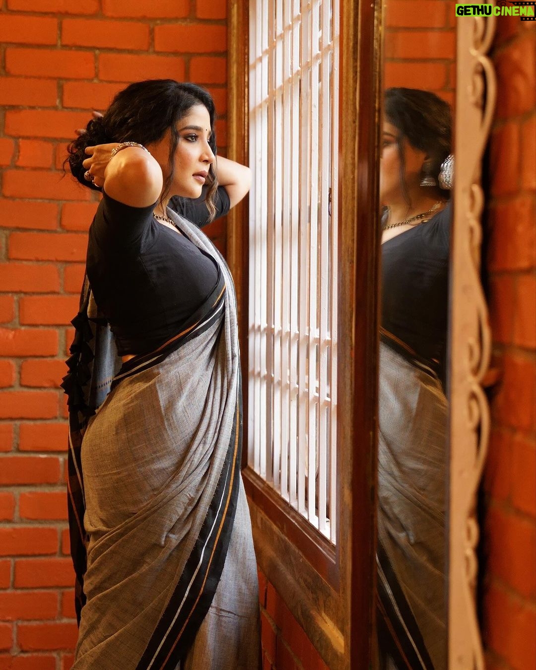 Sakshi Agarwal Instagram - Saree swag turned up, heating things up one drape at a time. ๐ฅ #sareeheat . Photography : @en.nizharpadam Make up : @murugeshmakeup_hair Hair : @elegant_bridalstudio Outfit : @thanvi_boutique Jewellery : @chennai_jazz Location : @Praku1989 @ecrbeach Chennai, India