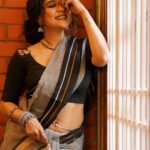 Sakshi Agarwal Instagram - Saree swag turned up, heating things up one drape at a time. 🔥 #sareeheat . Photography : @en.nizharpadam Make up : @murugeshmakeup_hair Hair : @elegant_bridalstudio Outfit : @thanvi_boutique Jewellery : @chennai_jazz Location : @Praku1989 @ecrbeach Chennai, India