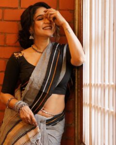 Sakshi Agarwal Instagram - Saree swag turned up, heating things up one drape at a time. 🔥 #sareeheat . Photography : @en.nizharpadam Make up : @murugeshmakeup_hair Hair : @elegant_bridalstudio Outfit : @thanvi_boutique Jewellery : @chennai_jazz Location : @Praku1989 @ecrbeach Chennai, India