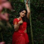 Sakshi Agarwal Instagram - Is it a photo or painting? . Photography : @en.nizharpadam Make up : @murugeshmakeup_hair Hair : @elegant_bridalstudio Outfit : @shri_she Jewellery : @chennai_jazz Location : @Praku1989 @ecrbeach