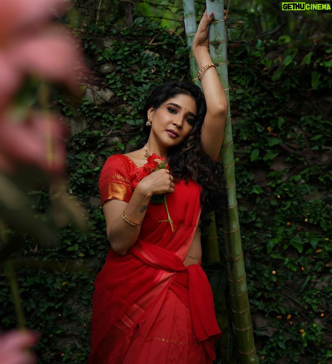 Sakshi Agarwal Instagram - Is it a photo or painting? . Photography : @en.nizharpadam Make up : @murugeshmakeup_hair Hair : @elegant_bridalstudio Outfit : @shri_she Jewellery : @chennai_jazz Location : @Praku1989 @ecrbeach