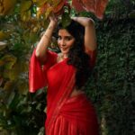 Sakshi Agarwal Instagram - Is it a photo or painting? . Photography : @en.nizharpadam Make up : @murugeshmakeup_hair Hair : @elegant_bridalstudio Outfit : @shri_she Jewellery : @chennai_jazz Location : @Praku1989 @ecrbeach