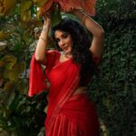 Sakshi Agarwal Instagram - Is it a photo or painting? . Photography : @en.nizharpadam Make up : @murugeshmakeup_hair Hair : @elegant_bridalstudio Outfit : @shri_she Jewellery : @chennai_jazz Location : @Praku1989 @ecrbeach