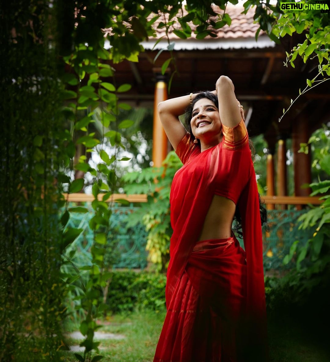 Sakshi Agarwal Instagram - "Turning moments into strokes of a painted masterpiece. Every photo tells a story on this canvas of life. πΈπ¨ #PhotographyArt #PicturePerfect" . Photography : @en.nizharpadam Make up : @murugeshmakeup_hair Hair : @elegant_bridalstudio Outfit : @shri_she Jewellery : @chennai_jazz Location : @Praku1989 @ecrbeach