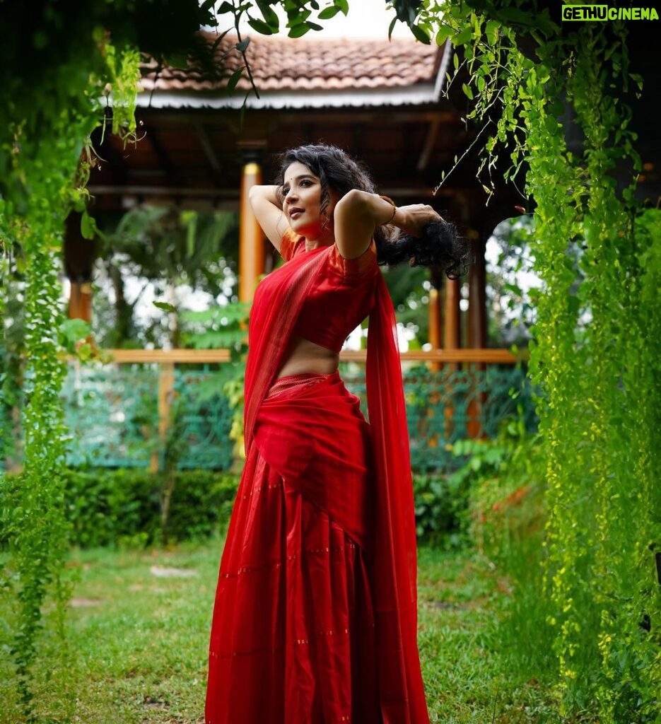 Sakshi Agarwal Instagram - "Turning moments into strokes of a painted masterpiece. Every photo tells a story on this canvas of life. 📸🎨 #PhotographyArt #PicturePerfect" . Photography : @en.nizharpadam Make up : @murugeshmakeup_hair Hair : @elegant_bridalstudio Outfit : @shri_she Jewellery : @chennai_jazz Location : @Praku1989 @ecrbeach