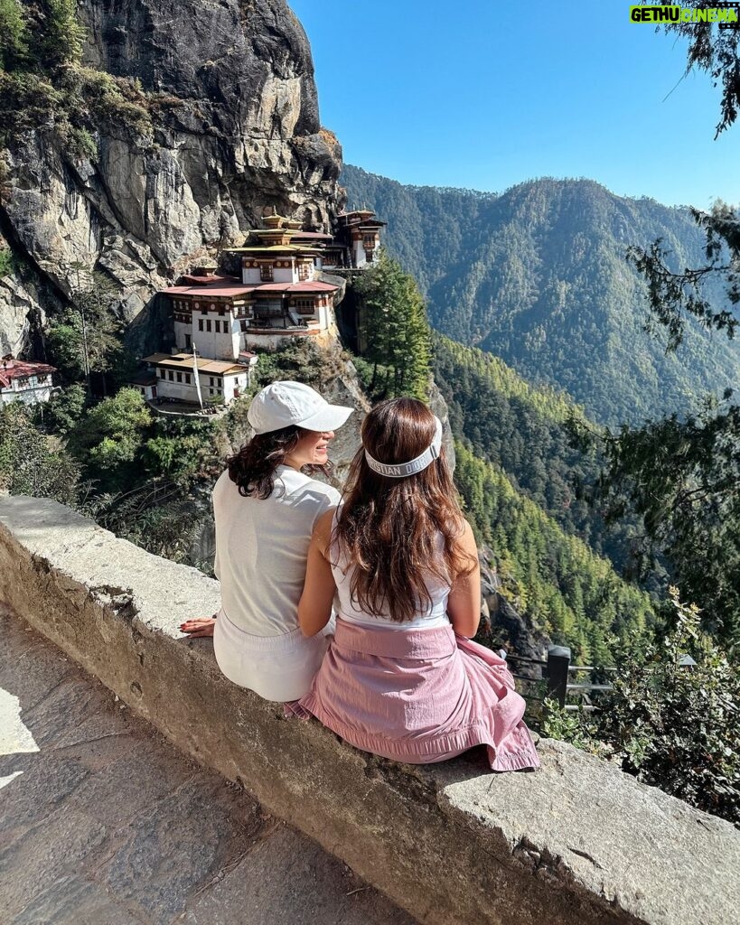 Samantha Instagram - Tiger’s Nest 🐅🍃🇧🇹 …the perfect ending to this bucket list trip with my favorite people @vanrajzaveri @samantharuthprabhuoffl Thank you for having us @sixsensesbhutan #sixsensesbhutan #sixsensesparo 📷: @vanrajzaveri #shotoniphone Tiger's Nest - Taktshang, Bhutan