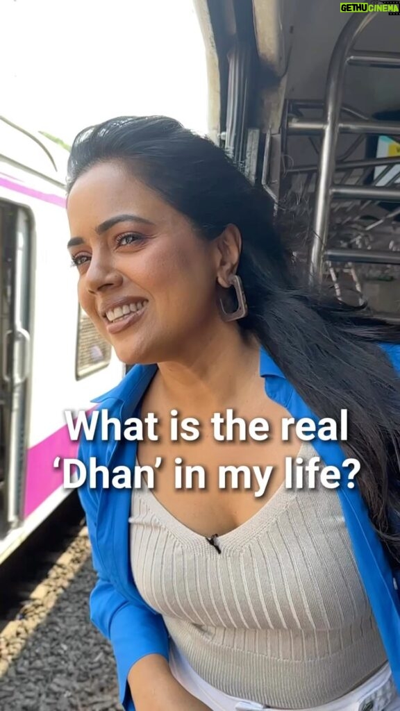 Sameera Reddy Instagram - This Dhanteras I am thanking lord Dhanvantri for the health & goodness of all my relationships & family well being! This is my real Dhan for Dhanteras today!✨❤️🪔 What does ‘dhan’ mean to you ? Pls share in comments! #happydhanteras 💫