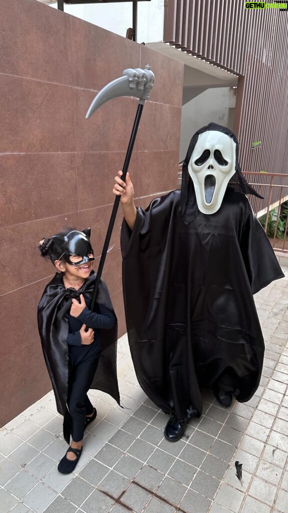 Sameera Reddy Instagram - Halloween Fun with the kids🎃 Hans in full character as Ghostface from Scream & Nyra as Cat woman 🐈‍⬛❤️ lovin all the costumes 👻 #halloween #halloweencostume #spooky #fun