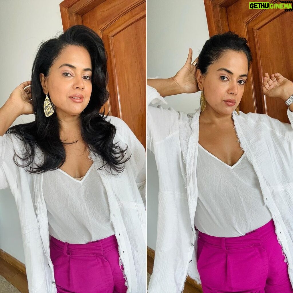 Sameera Reddy Instagram - Hair open Or tied? #poll 😎