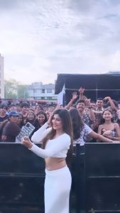 Sana Sultan Instagram - Wow!! This is what it feels to be part of the Biggest College Fest of Mumbai, UMANG❤️🔥 Thank u soo much N.M college for having me…I still remember i use to participate in this fest during my college Fest & Today m are here as Guest of honour to Promote my Recent Track “Munda ho gaya pagal” ❤️ Our Song trending on Reels aswell! So So glad u guyz are loving the Song & Big shukriya N.M college for all the Love & goodies🐒👻❤️ Congrats to the Entire team of Munda ho gaya pagal we are successfully making the crowd pagal …. less go❤️🔥 @sanakhan00 @simbanagpal @mfrecords1 @devnegilive @faizz_877 @directorshekharsalaria @akshaykapoor301 @team_allgood @jigarkhan_87 @mehvishqadir_19 #SetTheDate #NewMusicAlert #GetReadyToGroove 🎵💃 #UpcomingRelease #SongOfTheSeason 🎤✨ #mundahogayapagal #mfrecords1 #sanasultankhan #sanasultaan #queensultaan #simbanagpal
