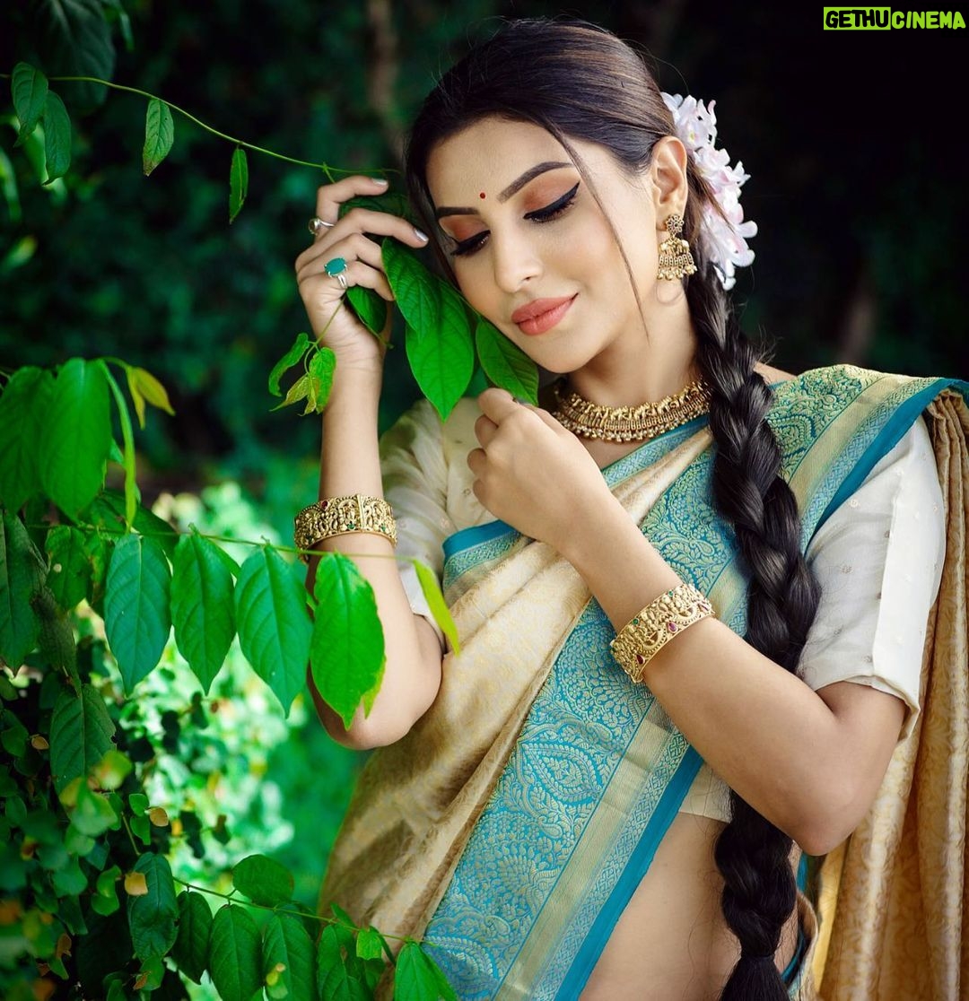 Sana Sultan Instagram - How about Sana Sultan in a Project carrying South Indian looks? 🥰✨💕 . . . Dolled up by my Amazing friend & very fabulous Makeup Artist @kashishjain613 ❤️ babe shot by - @udfilmsandphoto jewel - @amrutjewels outfit - @amrutsurat
