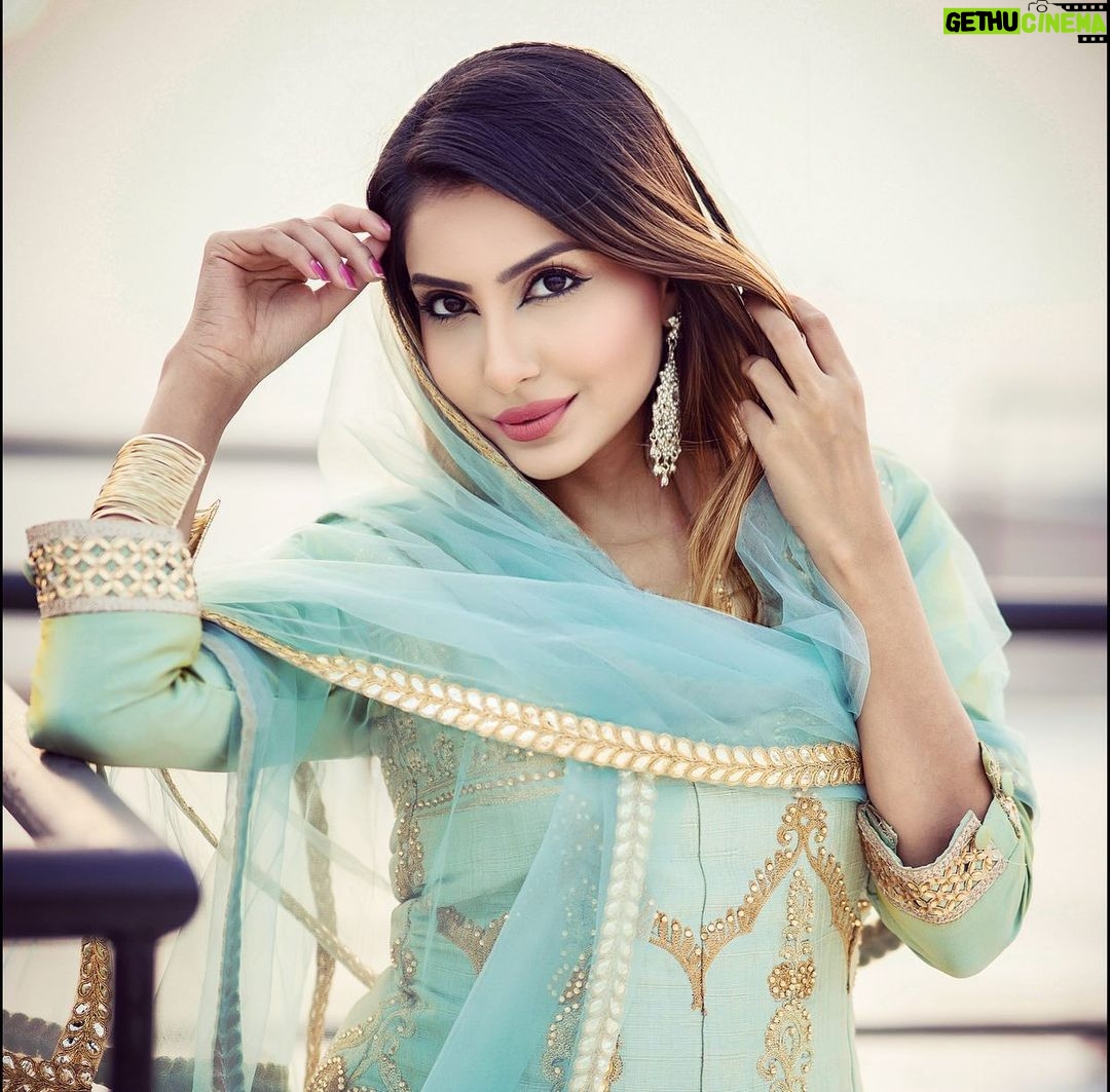 Sana Sultan Instagram - She Walked with God. That was her game changing strategy💕✨ Jummah mubarak.. Dua mei yaad❤️ Queen