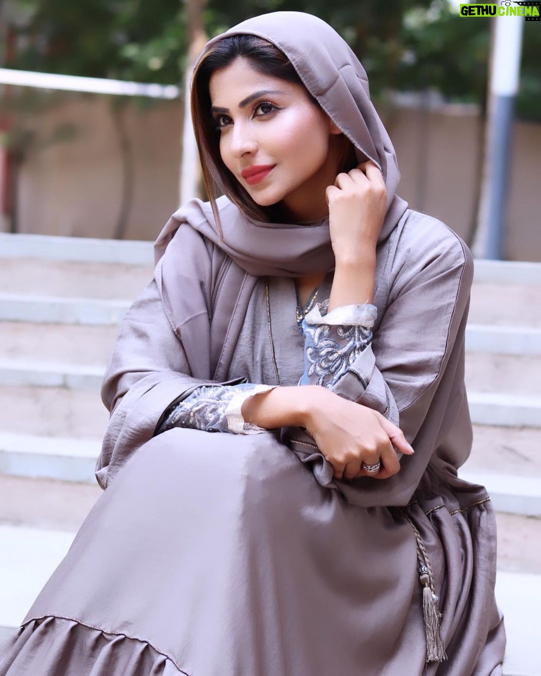 Sana Sultan Instagram - Cuz Sana Sultan aap sabko ye look mei bohot aala lagti hai… I know🥰👑 . . . . . . . . #sanasultaan #queensultaan