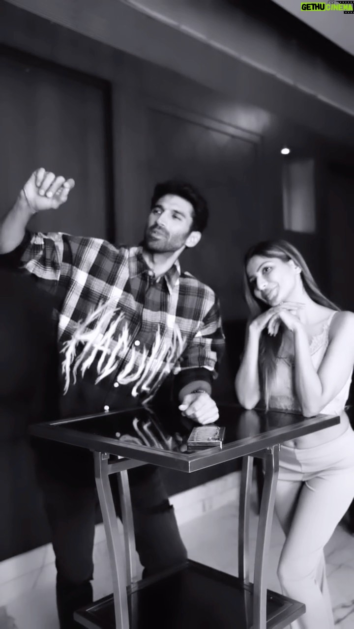 Sana Sultan Instagram - Have u ever been in Love? What are u like when in love?š
Even you tend to day dream about the person you love⦠This song #humkotumse by @jubin_nautiyal makes you feel love in literal sense! Beautiful mesmeric songš¤āØā¤ļø #HumkoTumse #HumkoTumse @jubin_nautiyal @rockywkhanna . . Inframe : @adityaroykapur