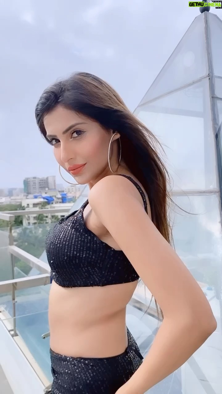 Sana Sultan Instagram - This Song has beautiful soothing Vibes ❤️✨ loviee it🥰