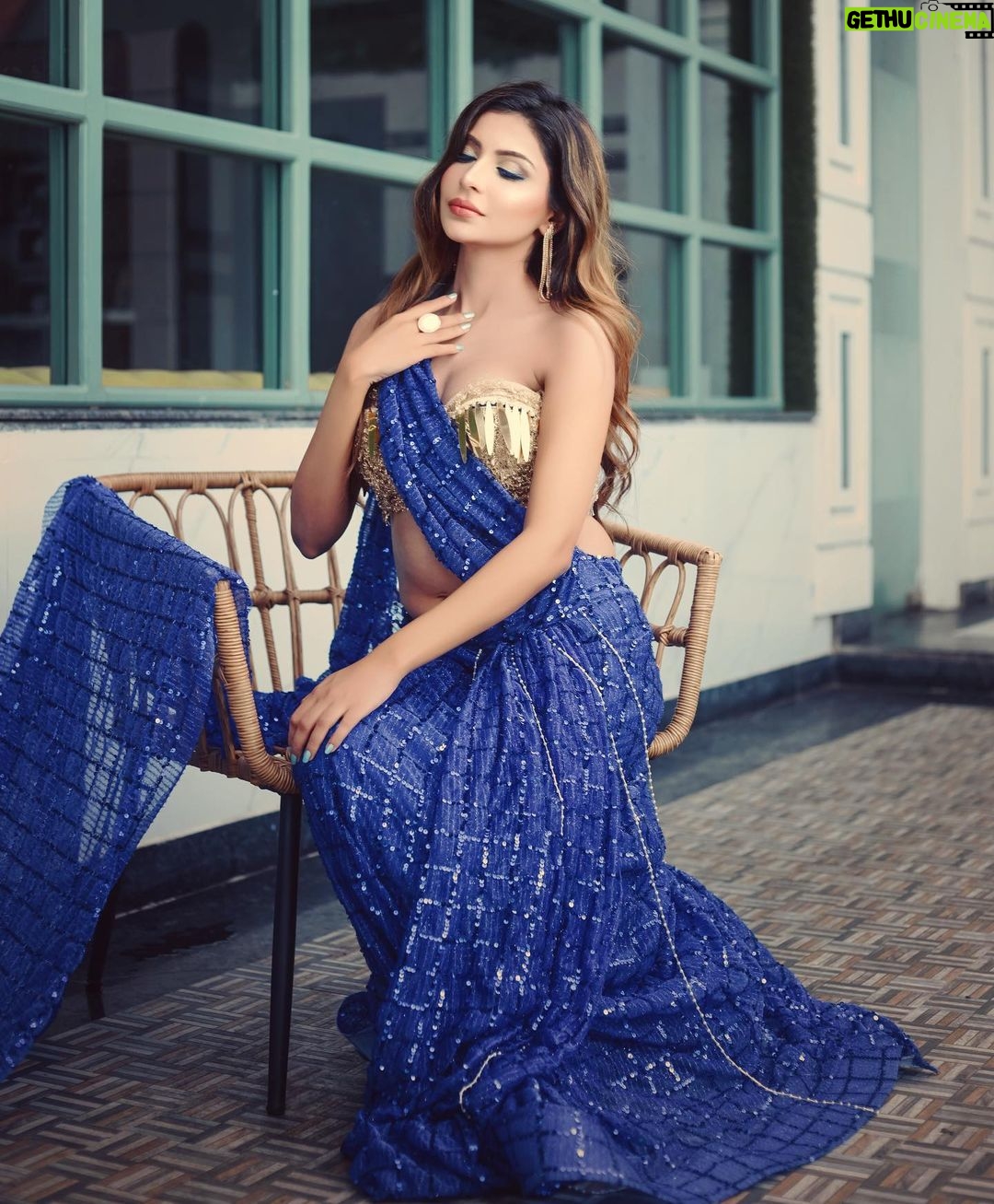 Sana Sultan Instagram - Glowing a lil different Lately🥰✨ . . . . . . . . . . 📸: @mdadverd_official H & M : @colourdust_by_madihasiddiqui Outfit: @anshulvimal3
